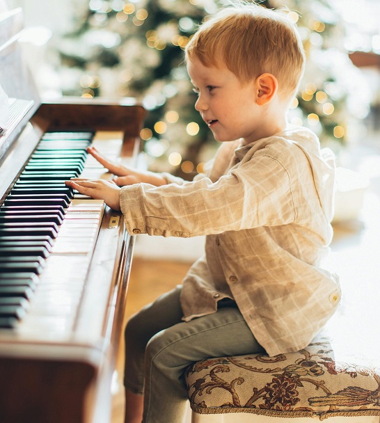 Small boy at piano sq1